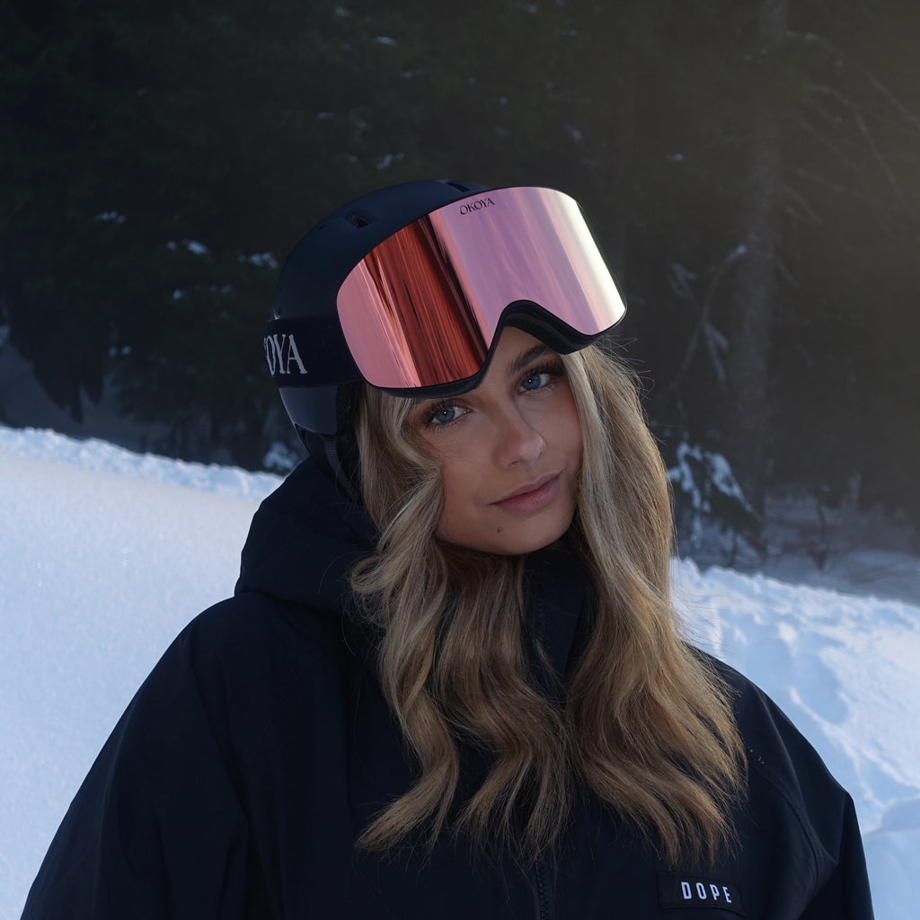 Masque de Ski Anti-Buée UV400 – Double Lentille & Vision HD

Profitez d’une visibilité parfaite sur les pistes avec ce masque de ski haut de gamme, alliant performance, confort et style. Conçu pour toutes les conditions de neige, il protège vos yeux, améliore votre vision et garantit un maintien optimal tout au long de la journée.

Caractéristiques principales
🔆 Vision & Protection

Double lentille miroir HD : clarté optimale et rendu des couleurs amélioré

Protection UV400 : bloque 100 % des rayons UVA/UV