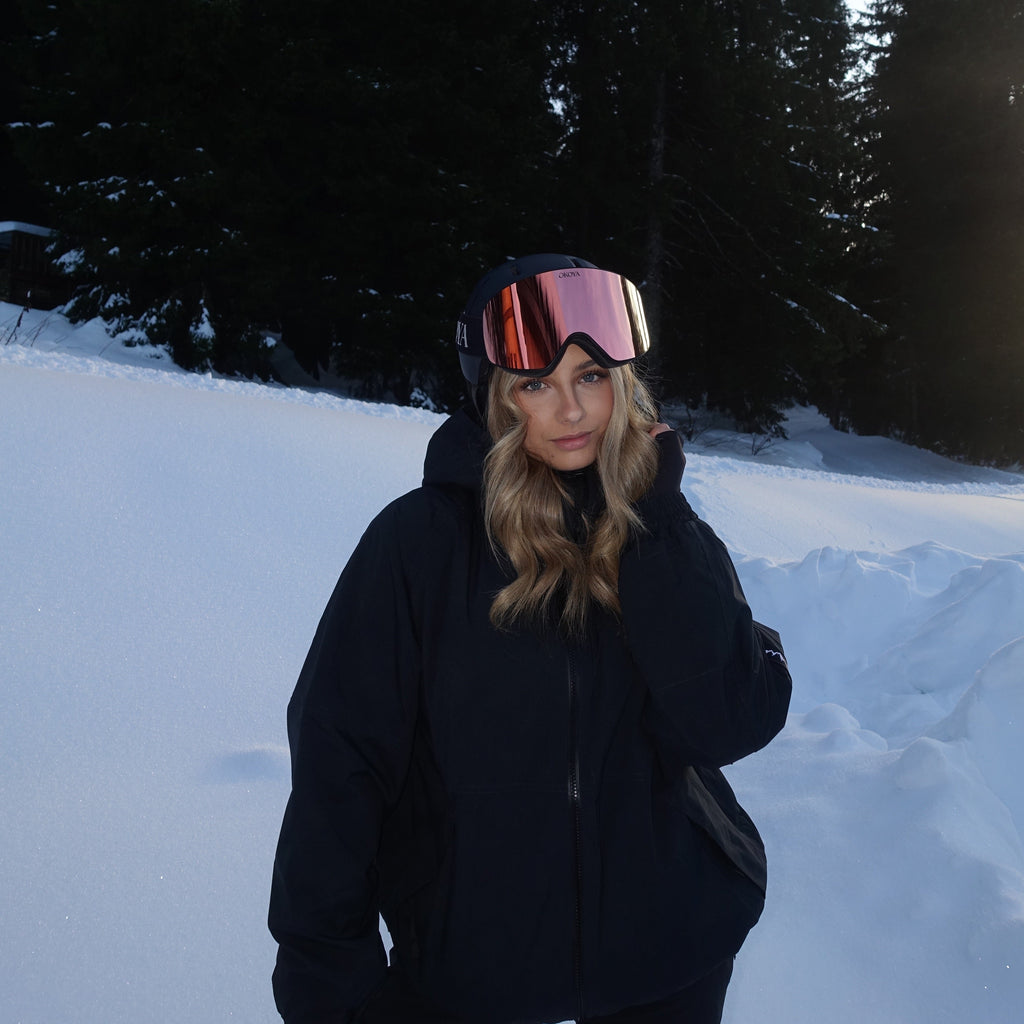 Masque de Ski Anti-Buée UV400 – Double Lentille & Vision HD

Profitez d’une visibilité parfaite sur les pistes avec ce masque de ski haut de gamme, alliant performance, confort et style. Conçu pour toutes les conditions de neige, il protège vos yeux, améliore votre vision et garantit un maintien optimal tout au long de la journée.

Caractéristiques principales
🔆 Vision & Protection

Double lentille miroir HD : clarté optimale et rendu des couleurs amélioré

Protection UV400 : bloque 100 % des rayons UVA/UV